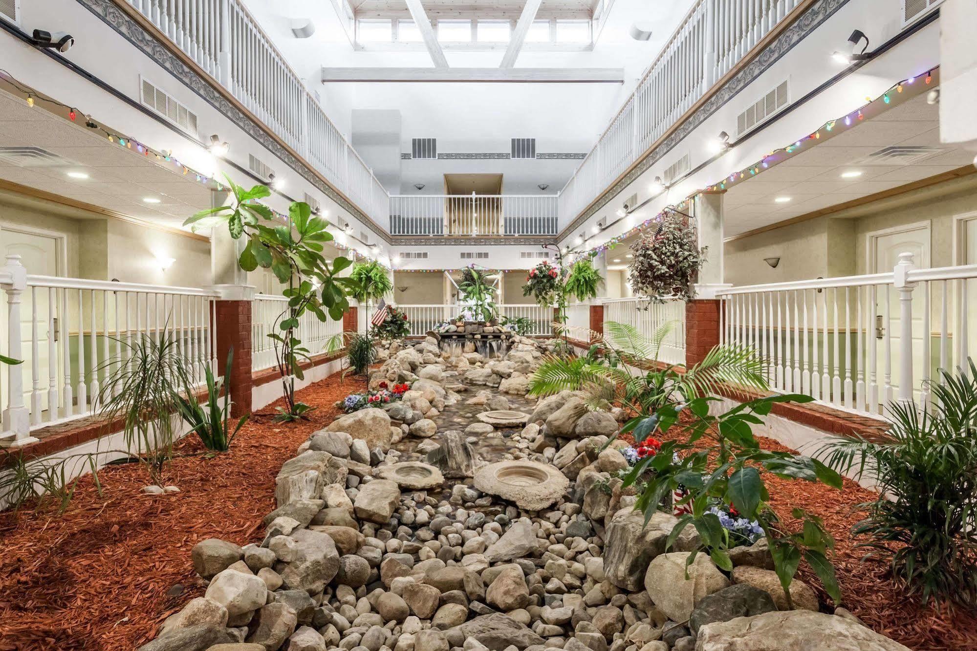 Days Inn By Wyndham Pentwater Exterior photo